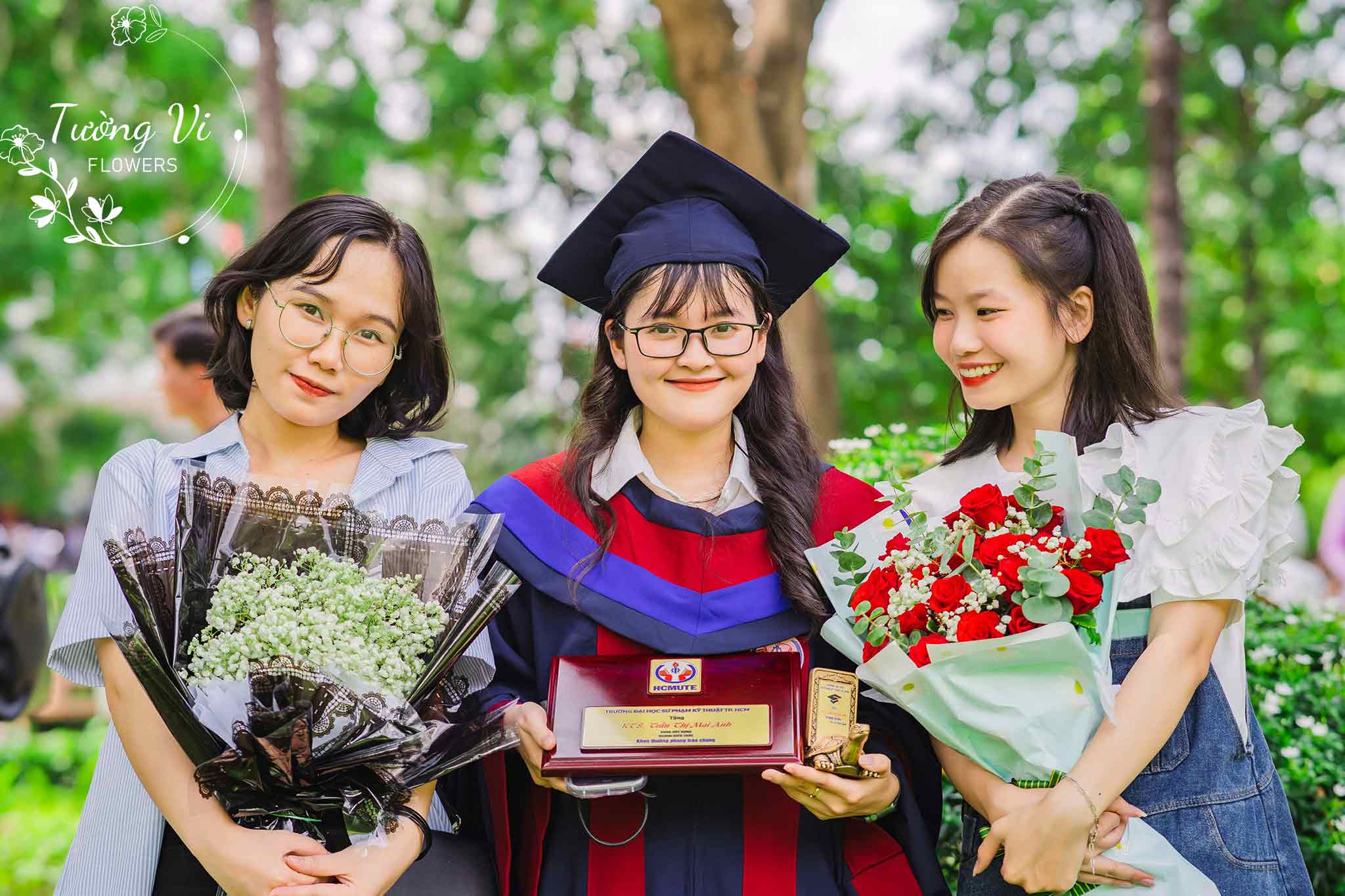 Bó hoa chúc mừng tốt nghiệp tường vi
