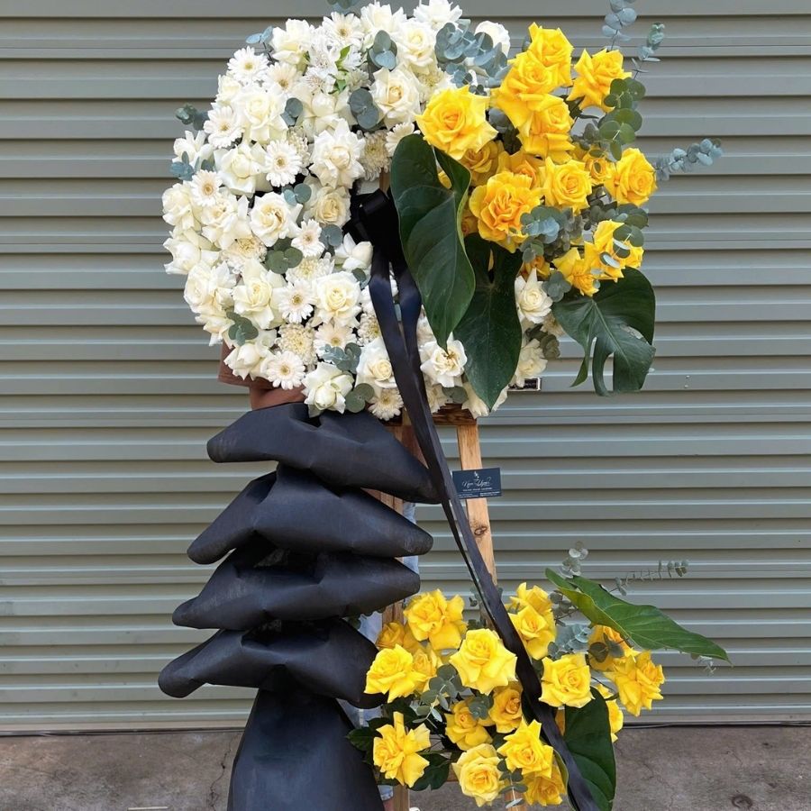 Vòng Hoa Chia Buồn Màu Trắng Vàng