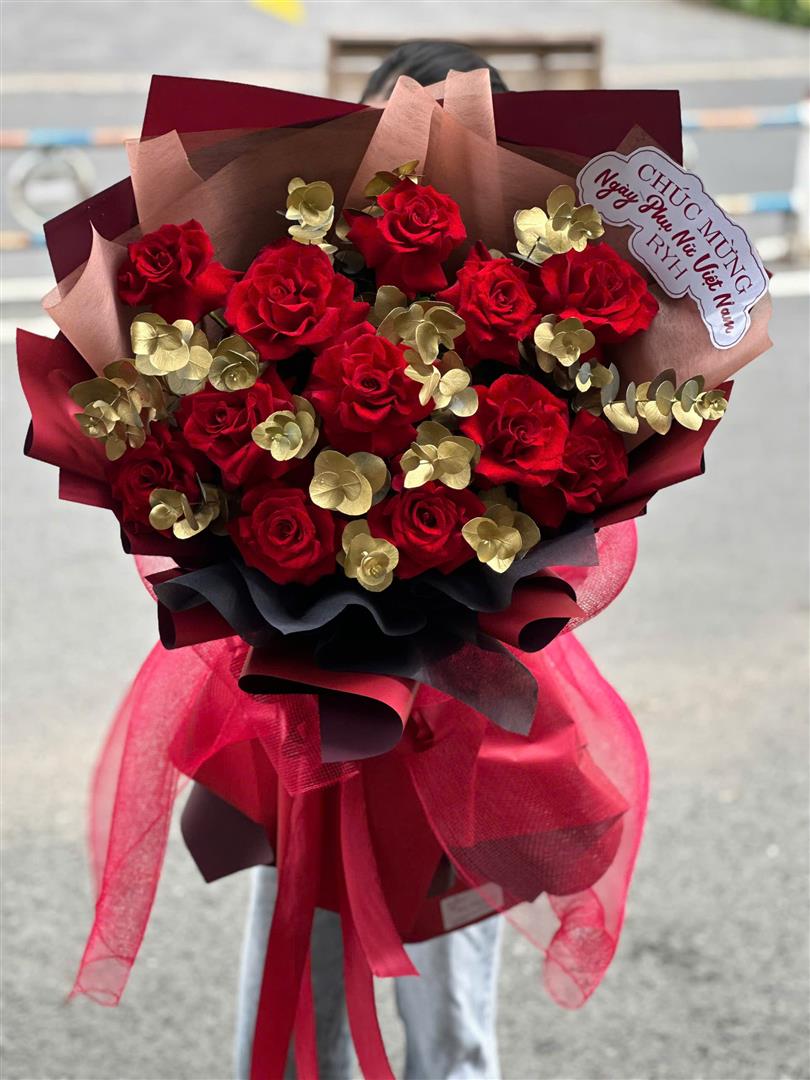 Red Luxe - Bó Hoa Sinh Nhật Ngọt Ngào là sự kết hợp tinh tế giữa sắc đỏ quyến rũ